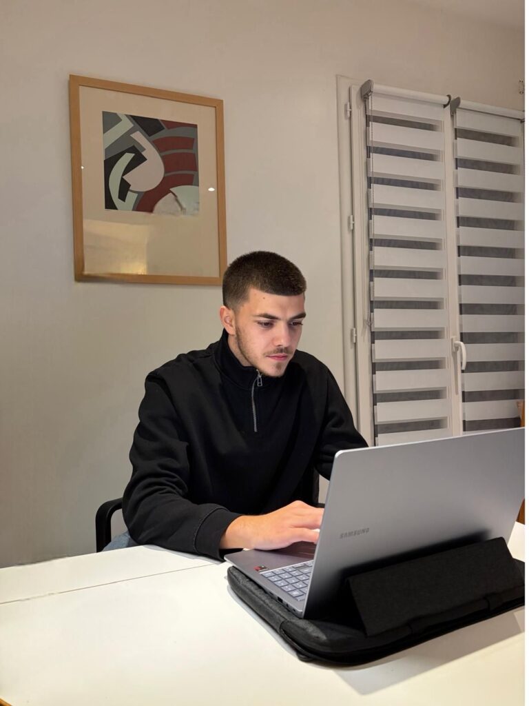 Lucas Kliminski travaillant sur son ordinateur portable